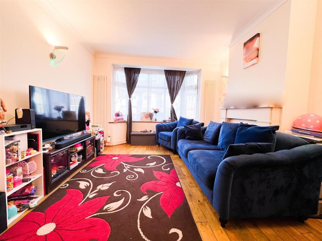 Cantley Gardens, Ilford 4 bed terraced house £1,850 pcm (£427 pw)