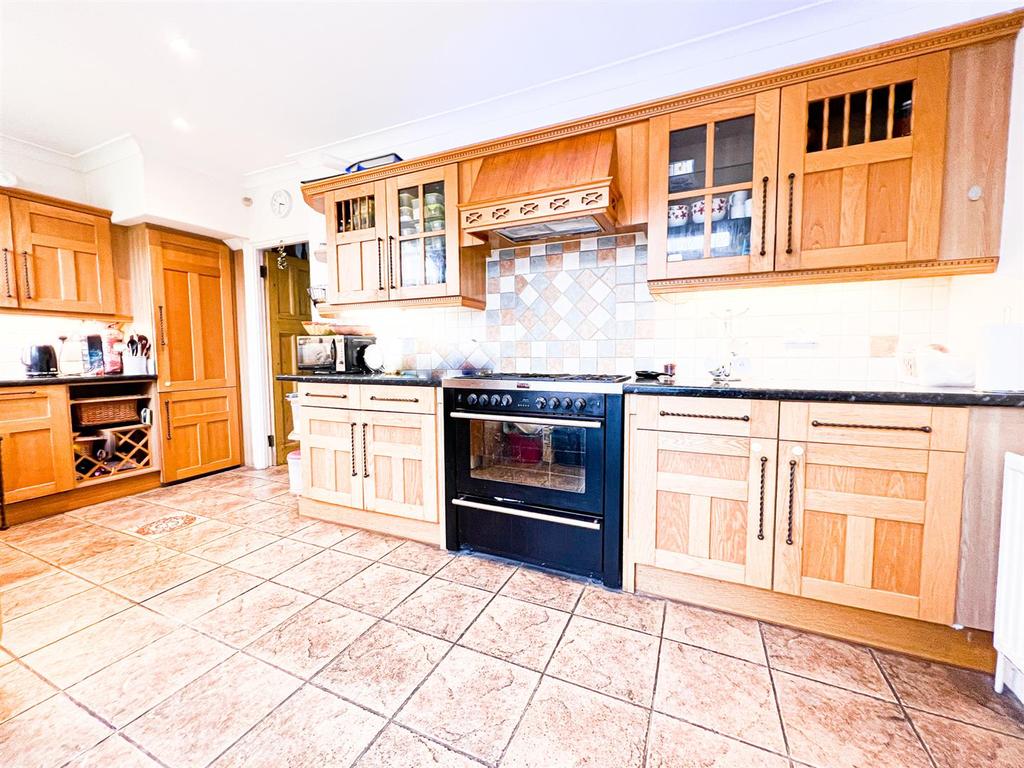 Cantley Gardens, Ilford 4 bed terraced house £1,850 pcm (£427 pw)