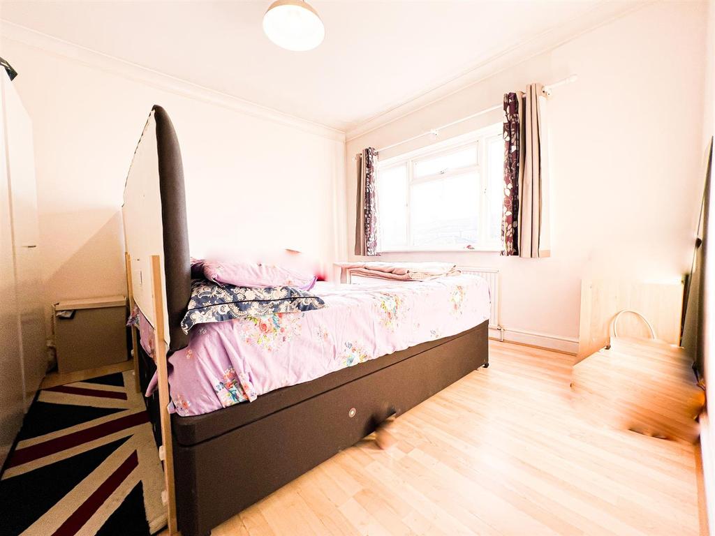 Cantley Gardens, Ilford 4 bed terraced house £1,850 pcm (£427 pw)