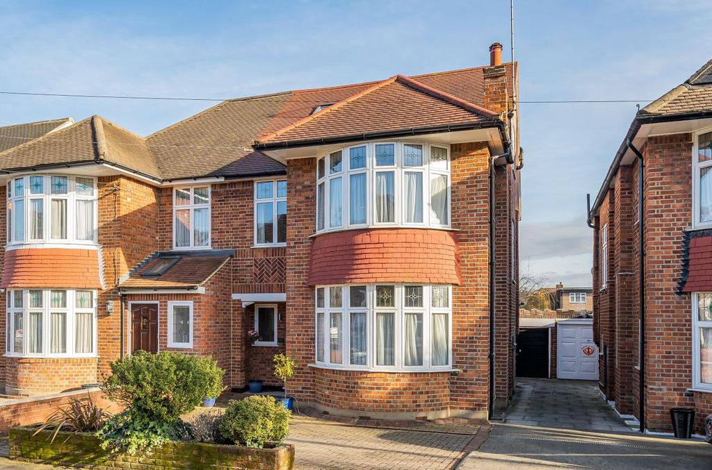 Lynton Mead, Totteridge 4 bed semidetached house £1,150,000