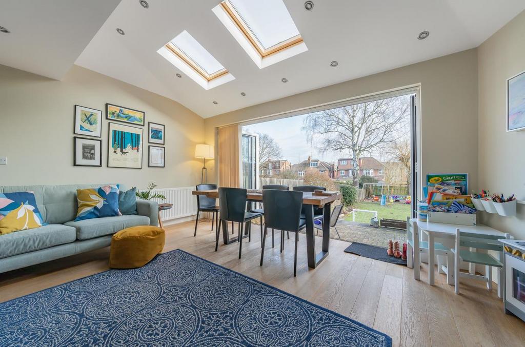 Lynton Mead, Totteridge 4 bed semidetached house £1,150,000