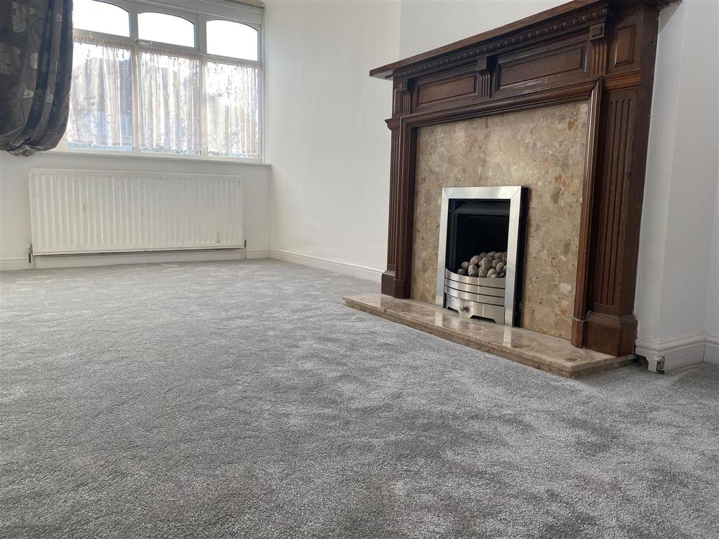Walsall Road, West Bromwich 3 bed semidetached house £950 pcm (£219 pw)