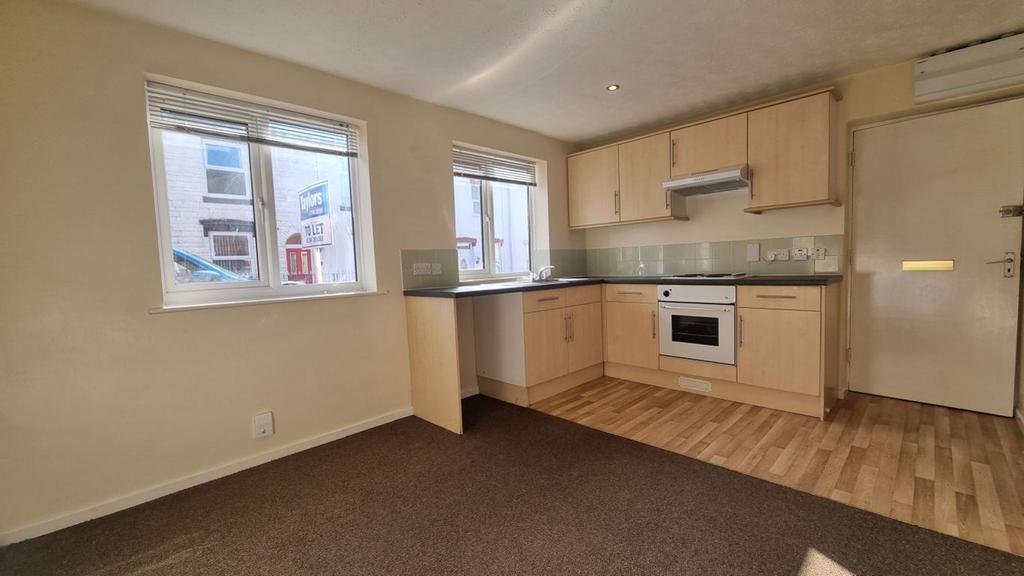 Stewkins Court, Wordsley Studio £525 pcm (£121 pw)