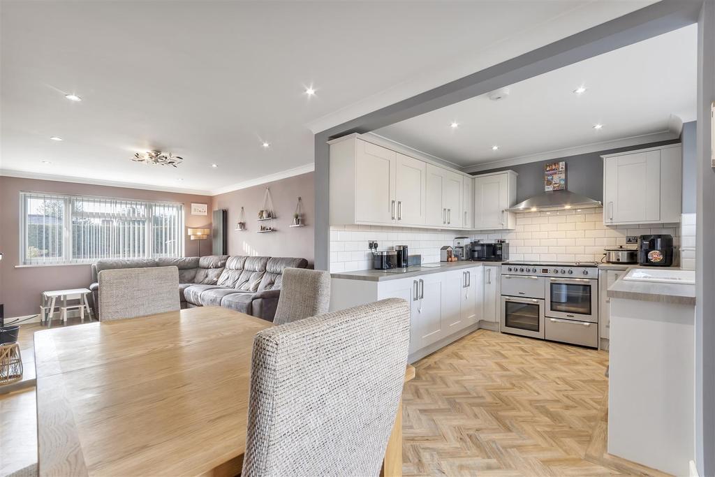 Oaklands Road, Chirk Bank, Wrexham 3 bed semidetached house £269,950