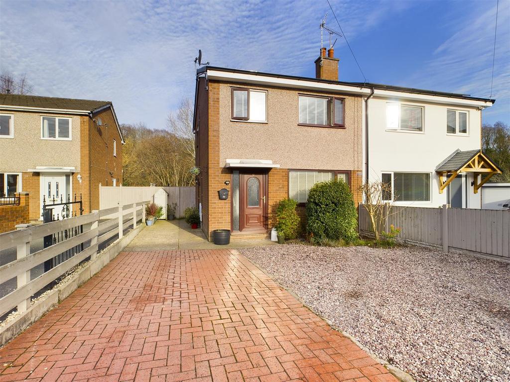 Ffordd Offa, Cefn Mawr, Wrexham 3 bed semidetached house £180,000