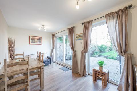 24 Barnett Close, Kingswinford, DY6 9PW