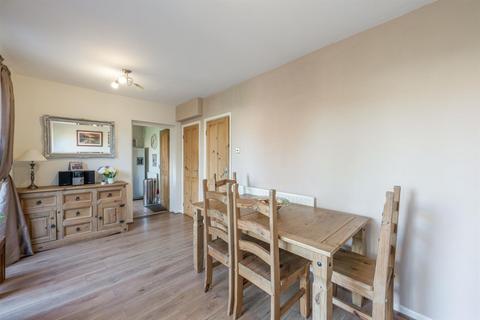 24 Barnett Close, Kingswinford, DY6 9PW