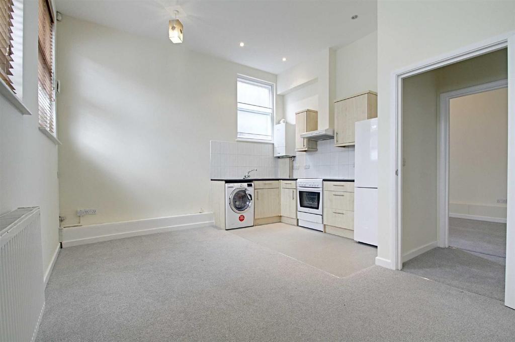 High Street, Kings Langley 2 bed flat £1,050 pcm (£242 pw)