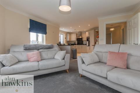 2 bedroom retirement property for sale - Wiltshire Cresent, Royal Wootton Bassett, SN4 7