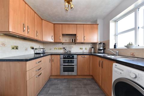 2 bedroom flat for sale - Foxes Close, Hertford