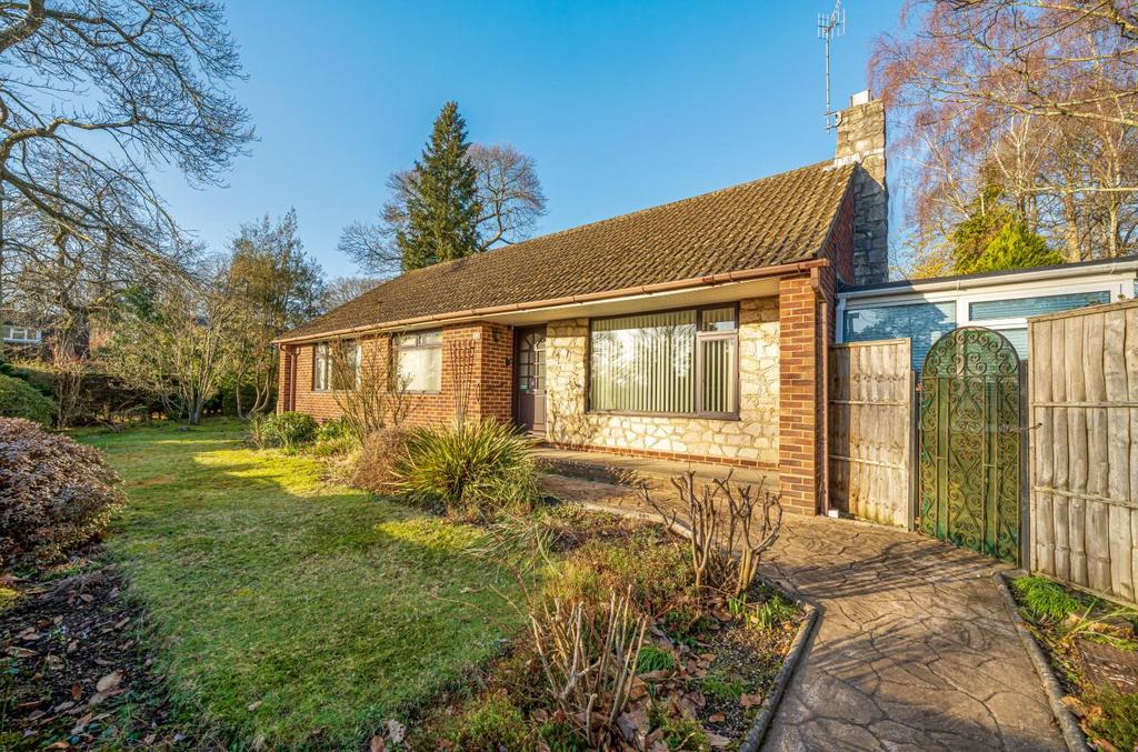 Nichol Road, Hiltingbury, Chandler's... 3 bed detached bungalow £650,000