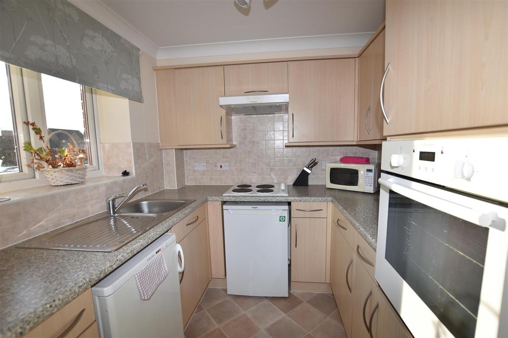 Tylers Ride, South Woodham Ferrers 1 bed retirement property £850 pcm