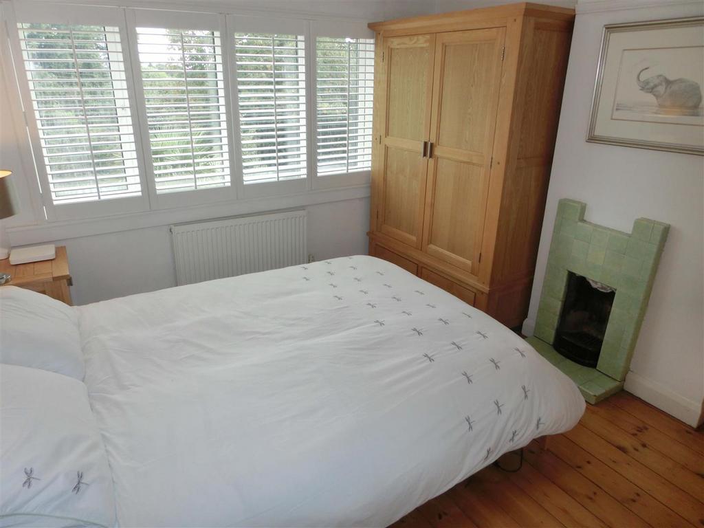 Dark Lane 44 bed 1.jpg