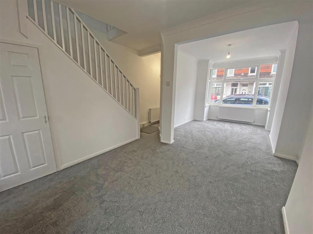 Road, Eastbourne 2 bed end of terrace house £1,150 pcm (£