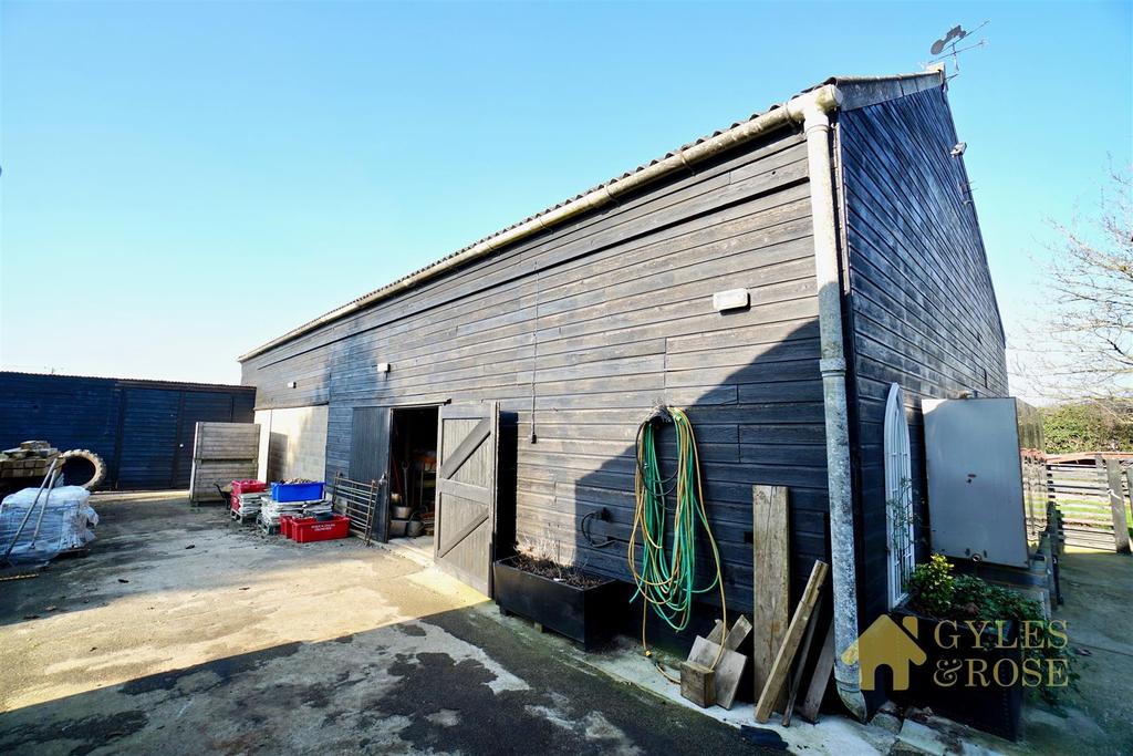 Mistley, Manningtree 5 bed property with land £350,000