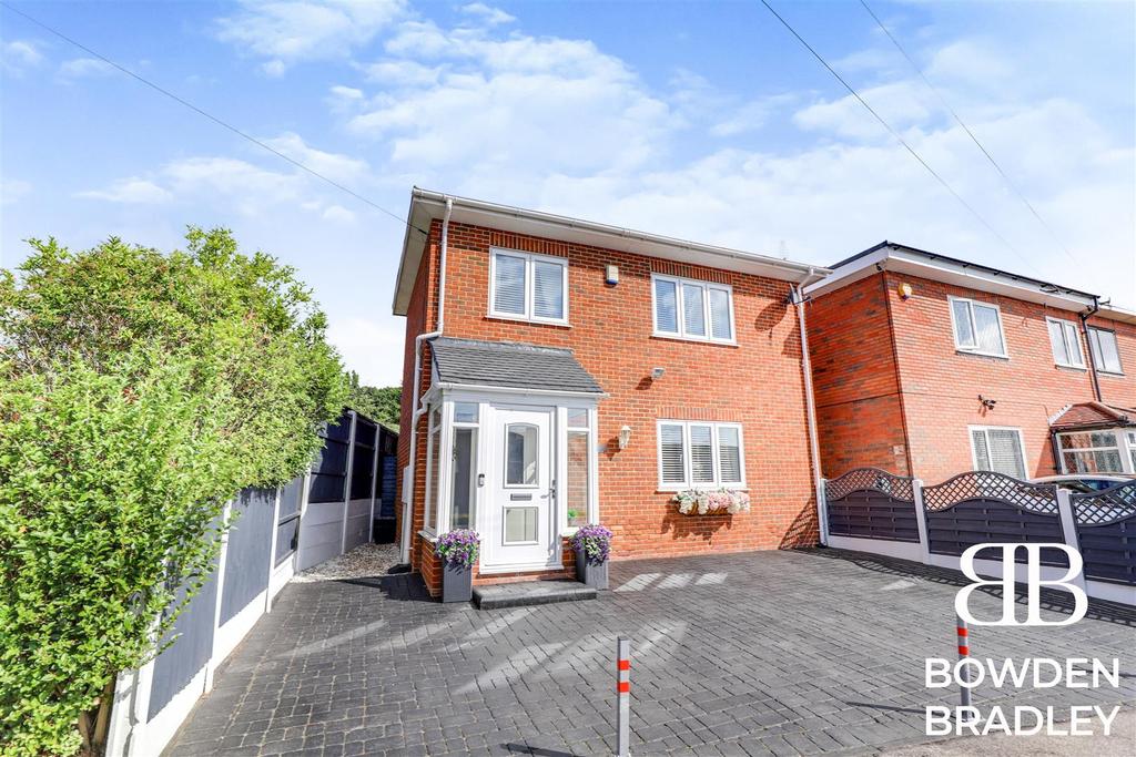 Brocket Way, Chigwell 3 bed detached house £2,000 pcm (£462 pw)