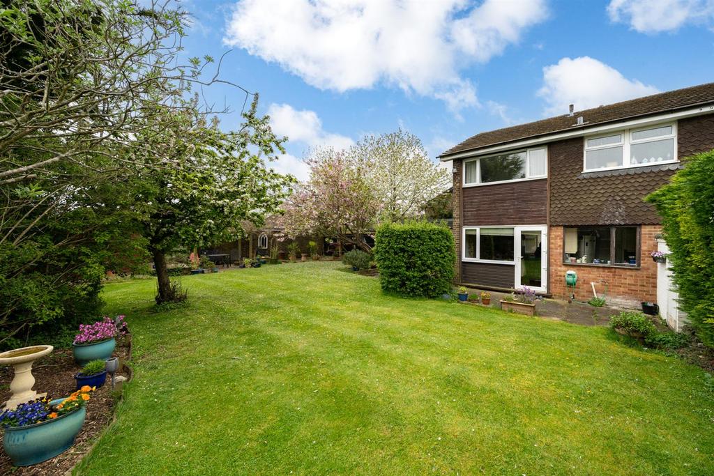 Pinewood Gardens, Boxmoor... 3 bed end of terrace house £550,000