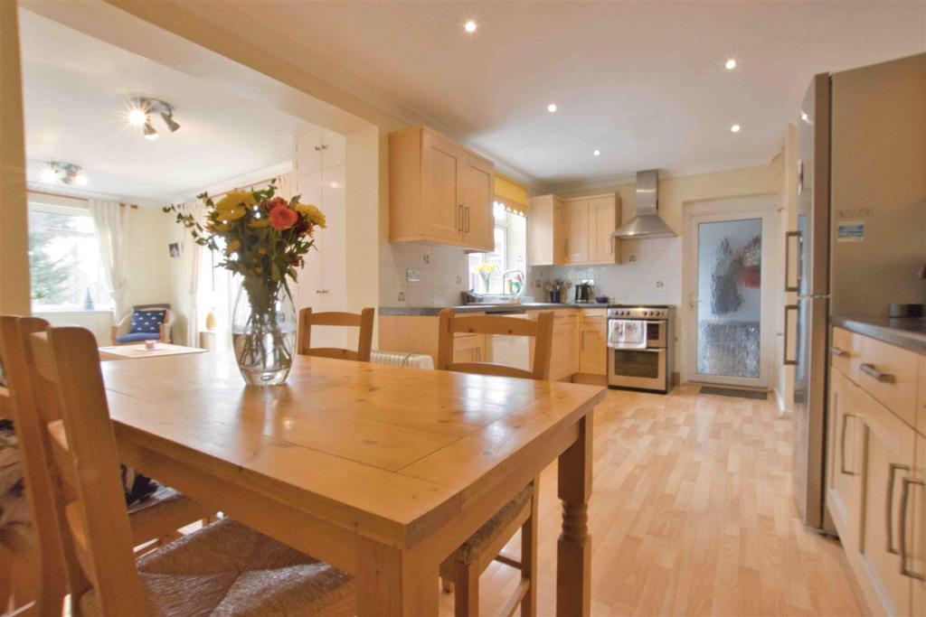 Masefield Avenue, Borehamwood 3 bed semidetached house £600,000