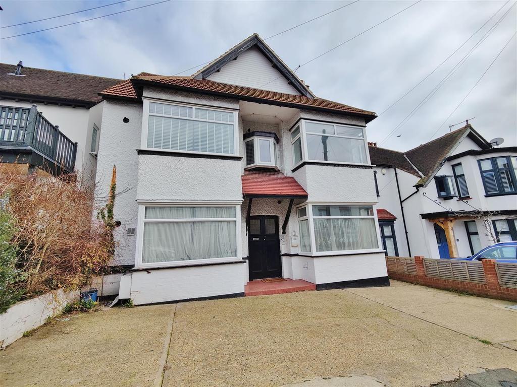 Cliff Road, LeighOnSea 1 bed flat £775 pcm (£179 pw)
