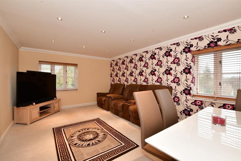 Elizabeth Drive, Banstead, Surrey 2 bed flat for sale £325,000