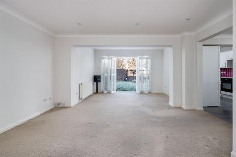 15 Baden Drive, Horley, RH6 8SD