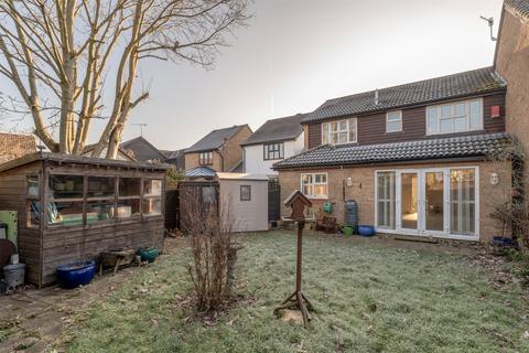15 Baden Drive, Horley, RH6 8SD