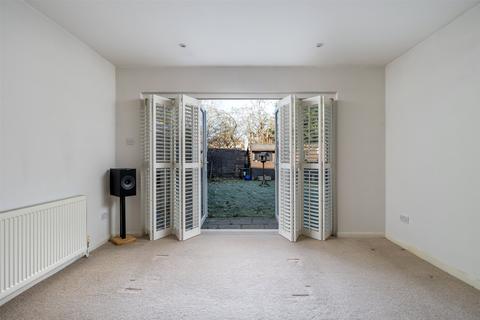 15 Baden Drive, Horley, RH6 8SD