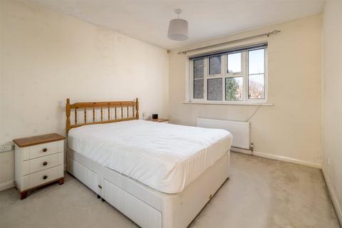 15 Baden Drive, Horley, RH6 8SD