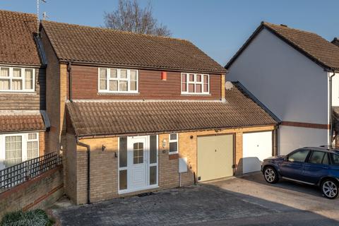 15 Baden Drive, Horley, RH6 8SD