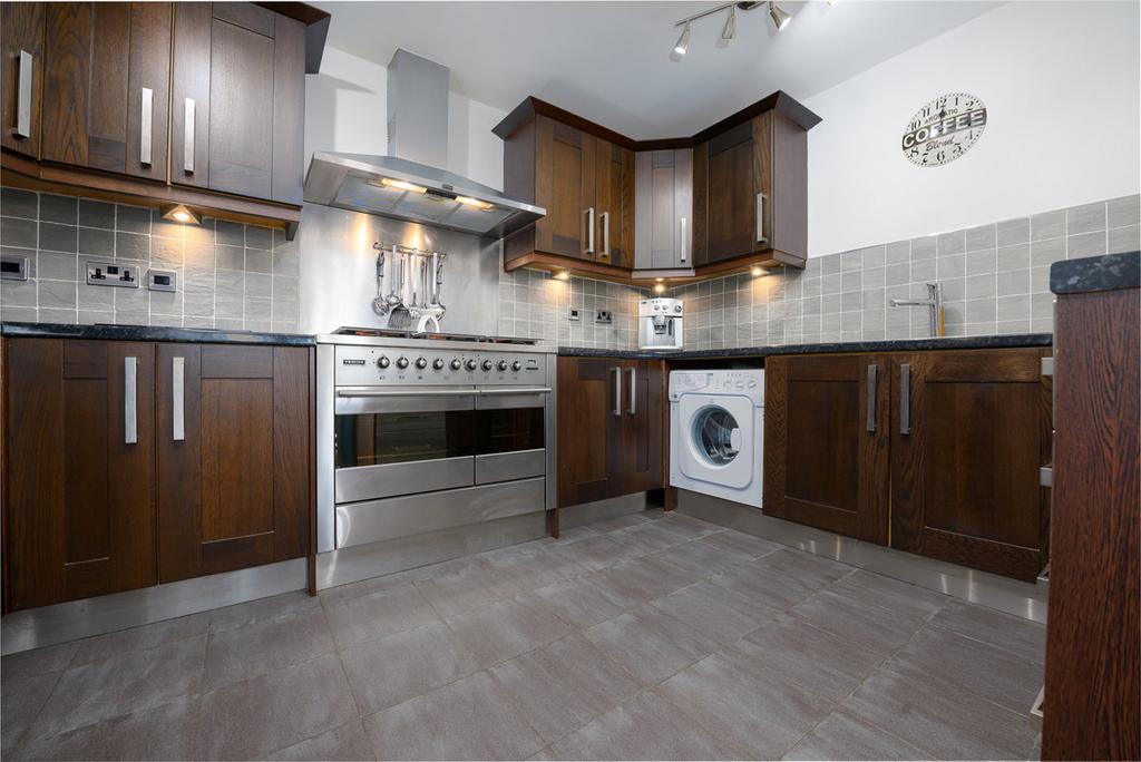 Luss Avenue, Greenock, PA15 3EF 3 bed semidetached house £165,000