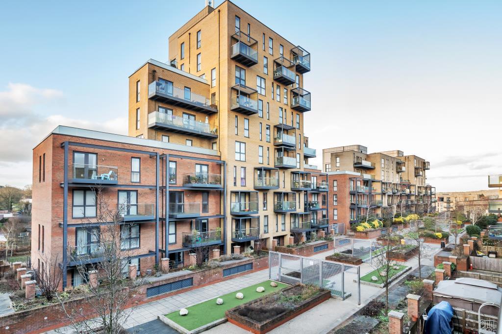 Ha8 Postcode Edgware, Middlesex, HA8 2 bed flat - £123,000