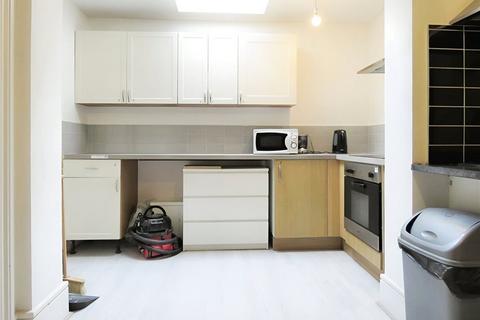 1 bedroom in a house share to rent, Cavendish Road, London, SW19