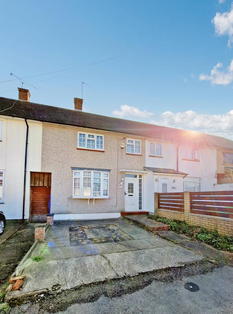 Newbury Gardens, Romford RM3 2 bed terraced house £330,000
