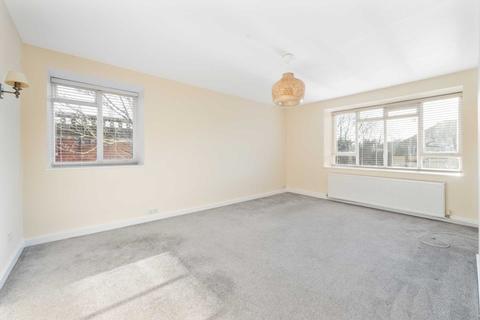 4 bedroom flat to rent - Cobb Court Burbage Road London