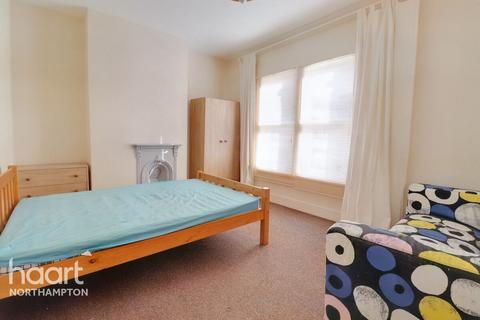 6 bedroom end of terrace house for sale - Stanhope Road, Northampton