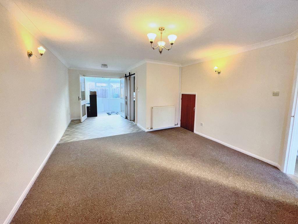 Britannia Way, Chard TA20 3 bed semidetached house £900 pcm (£208 pw)