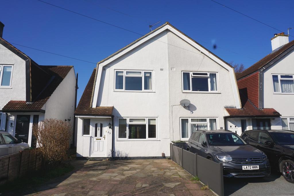 Roebuck Road, Chessington, Surrey. KT9 1JY 2 bed end of terrace house