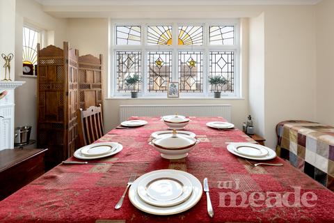 3 bedroom semi-detached house for sale - Larkshall Crescent, Highams Park, E4