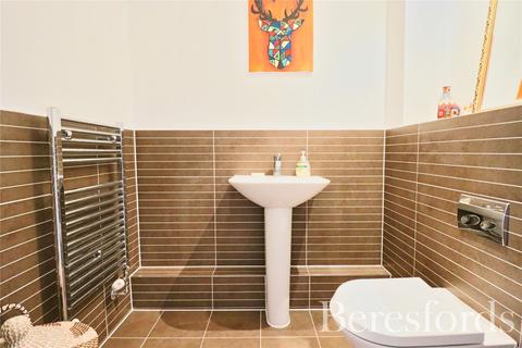 5 Bridgefields Close, Hornchurch, RM11 1GQ