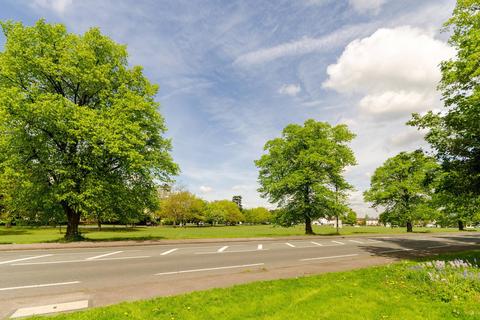 2 Ditton Lawn, Thames Ditton, KT7 0EN