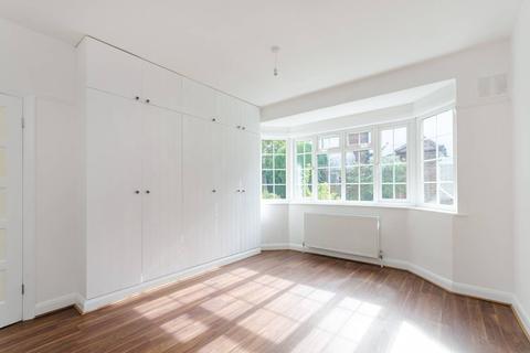 2 Ditton Lawn, Thames Ditton, KT7 0EN