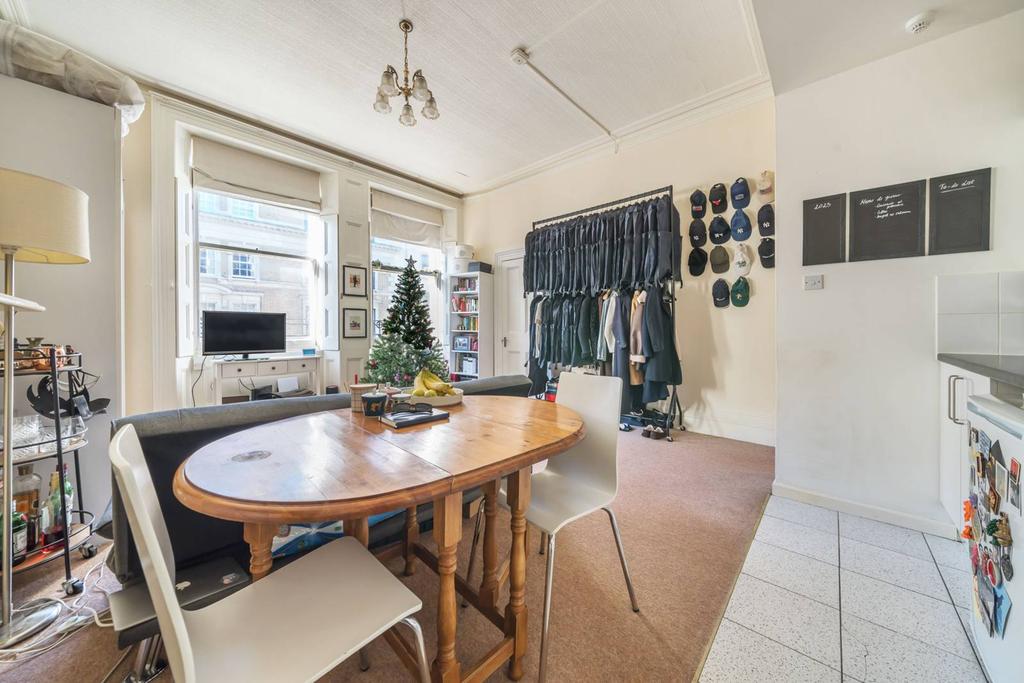 De Vere Gardens, South Kensington... 1 bed flat £2,145 pcm (£495 pw)