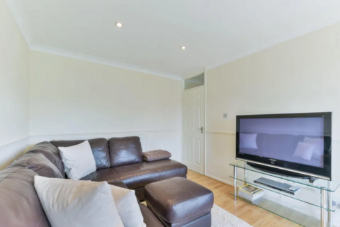1 bedroom maisonette to rent, St. Peters Close, Ilford IG2