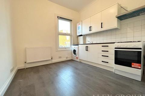 Studio to rent, West Green Road, Harringay