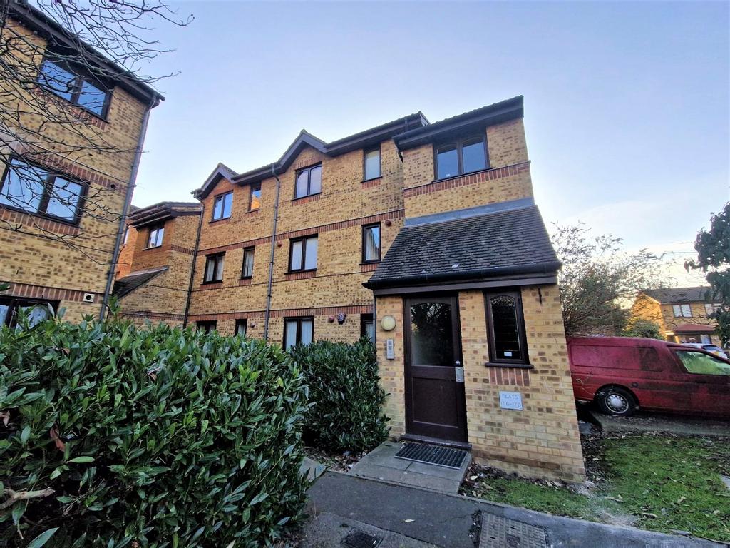 Overton Drive, Chadwell Heath RM6 4EE 2 bed flat £1,450 pcm (£335 pw)