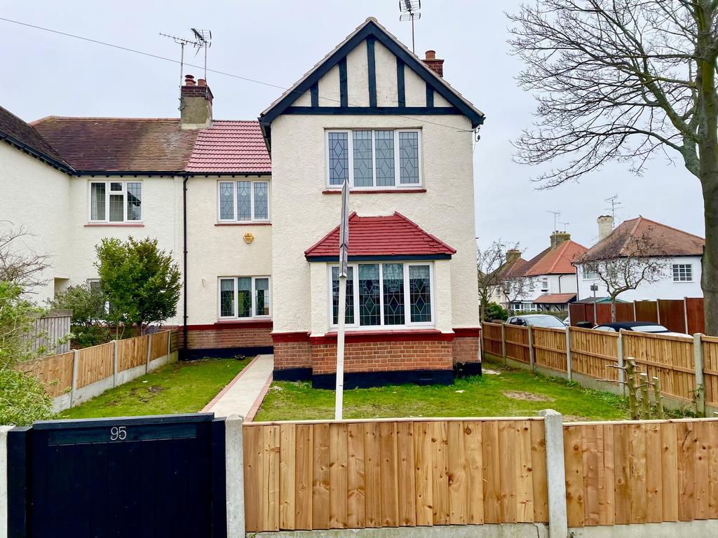Highlands Boulevard, LeighonSea SS9 3 bed semidetached house for
