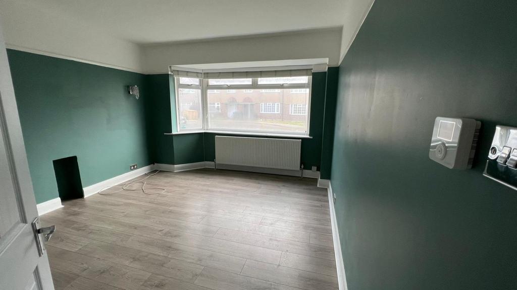 Beresford Gardens, Enfield, EN1 2 bed flat £1,600 pcm (£369 pw)
