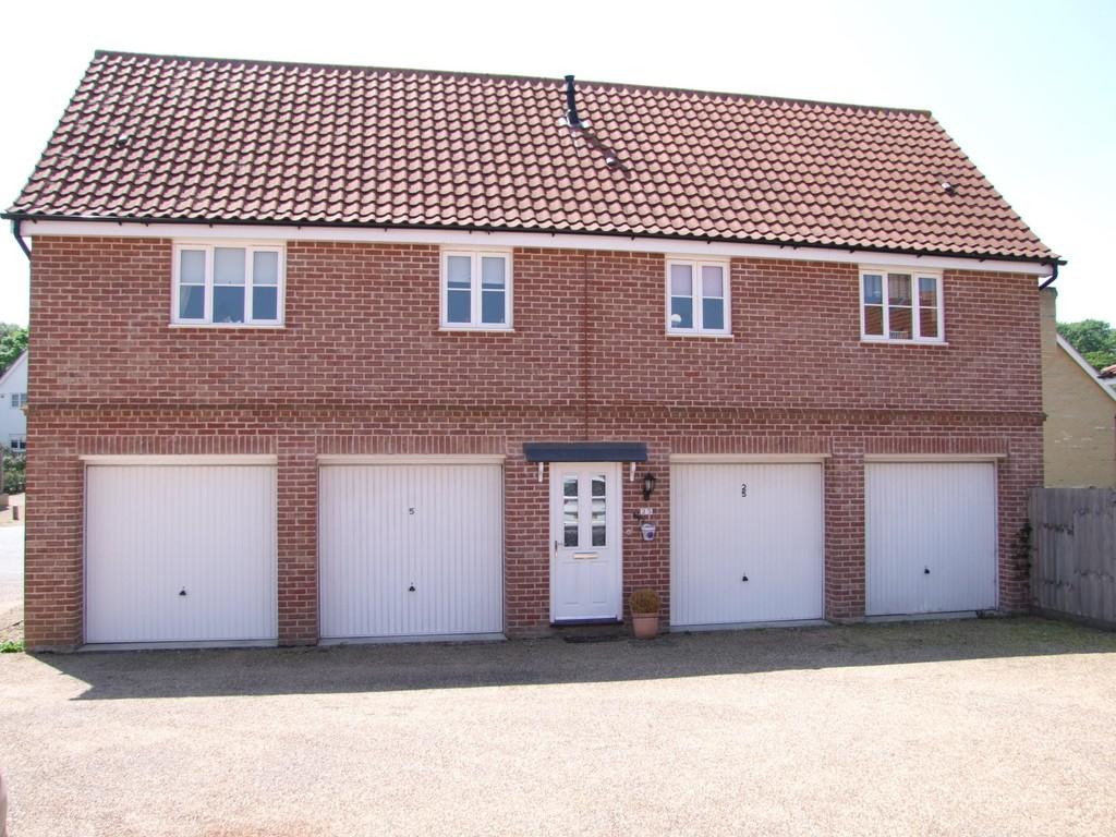 Warren Avenue, Saxmundham 2 bed apartment £775 pcm (£179 pw)