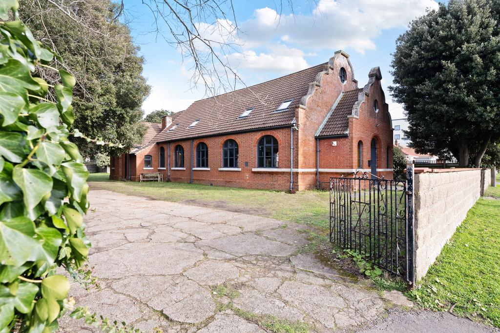 Queen's Road, Littlestone, Kent TN28 8NA 5 bed detached house for sale