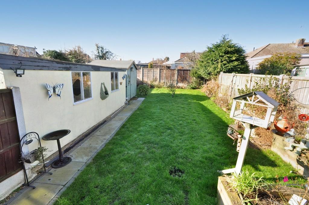 Cedar Park Close, Benfleet 2 bed semidetached bungalow £345,000